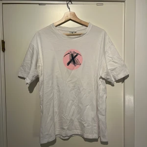 Randome Bastards Long Sleeve - Long Sleeve från Kollektivet Randomebastards. Mjuk, bra print. Gjord i Portugal. 