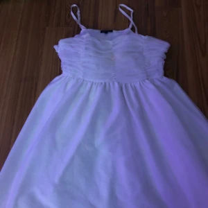 Vit klänning st 170 - Bra skick, storlek 170 vit och glittrig perfekt för sommaren