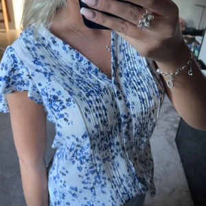 Blommig topp  - Söt blommig topp så fin till sommaren, köpt second hand men är i jätte bra skick. 🌸💕
