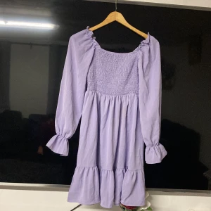 Klänning  - Den är storlek S, kort, lilla klänning . Den är helt ny har bara används en gång och är i finskickt. Frakt fixar du 