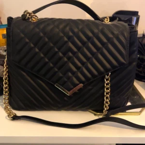 Dam väska  - Säljer min väska då den aldrig används har flera bra fack inuti och inga som helst fel på den. Den är medelstor väska. Finns axelband till 