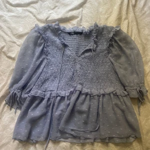 Blus - Inga defekter och sparsamt använd!
