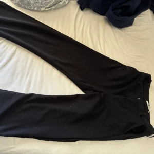 Kostymbyxor  - Snygga kostymbyxor ifrån Only, dom är använda på ett sparsamt sätt och i mycket bra skick. För mer frågor är det bara att skriva💞