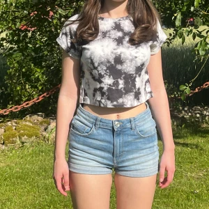 Mysig topp - Funkar till alla outfits❣️  Sitter jätte bra, får en fin form. Anledningen till att jag säljer är att det inte är min stil💕 