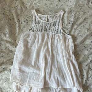 Supersöt hollister topp❤️ - Fint linne från hollister, inga defekter! Krämvit med spets på ovandelen. Säljer pga att jag inte använder den! För mer info kom privat❤️