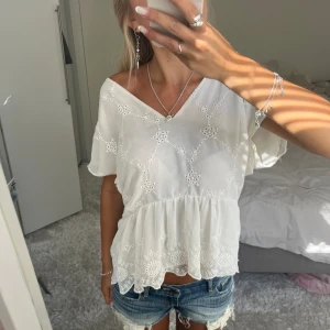 Vit blus - Säljer denna vita blus från Zara. Har du någon fråga är det bara att höra av dig🫶🏻