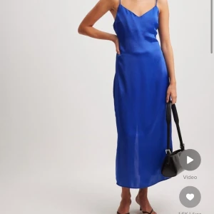 Blå satin klänning  - Säljer denna blå satin klänning från NA-KD. Som är slut i alla storlekar. Har två st (en strl 34) & (en strl 36). Sätter sig fint på kroppen och har en slits baktill. Aldrig använda med prislapparna kvar. Hann ej returnera. 