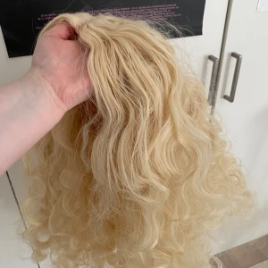 Blond peruk lacefront  - En blond lockig peruk med lacefront. Köpte för 600kr men säljer för 380. Vid frågor, skriv, annars om du vill köpa så kan man bara trycka på ” köp nu ” 🤗
