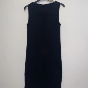 Ärmlös klänning  - En svart klänning som man knyter där fram🤍