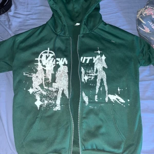 Vicinity Zip Hoodie - Vicinity Zip Hoodie i nyskick. Storlek S. Köpt på vinted för någon månad sedan.