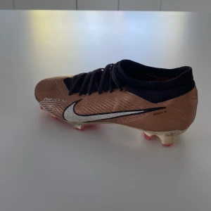 Nike air zoom - Nypris: 1899.  Bra skick bara lite smutsiga vid dobbarna Pris kan diskuteras 