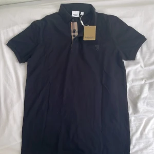 Burberry polo - Burberry polo storlek M.Helt ny med lapparna fortfarande kvar.