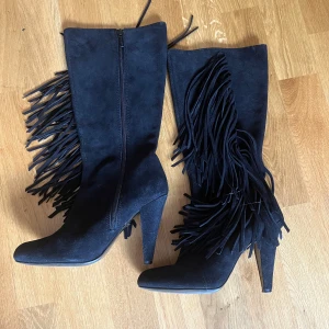 Boots med fransar - Snygga stövlar i mocka med fransar som tyvärr inte passar:( , jättebra skick som nya, strl 36, 10 cm klack. Kan mötas upp i Stockholm!