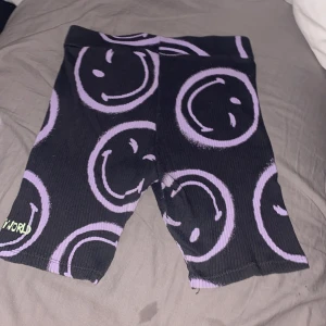  Cykelbyxor  -  Cykelbyxor med smileys på kommer från H&M men använd två gånger ser nästan ut att vara nya