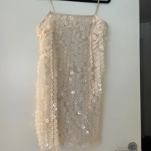 Paljettklänning  - Jättefin paljettklänning med paljetter som är blommornas, perfekt till sommaren🌸