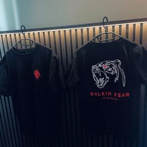 Bulkin Bear gymwear - En skön oversize gym t-shirt ifrån Bulkin Bear. Finns i storlekarna S-XXL. Tips: För extra oversize rekomenderar vi att gå upp en storlek.