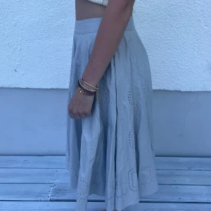 FILIPPA K midikjol - Gråblå midikjol med broderier från Filippa K som har dragkedja i midjan🤍Storlek S och sitter bra på mig som har S.  (Vid intresse finns fler produktbilder)