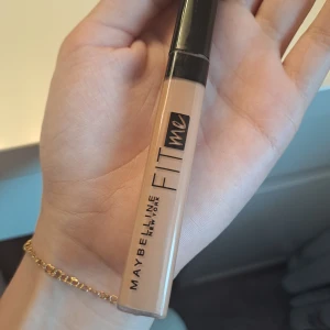 Concealer  - En concealer jag fick i present men ser på den att det är i fel färg. Har aldig använts eller testats.✨️ I färgen 35. Skriv för fler frågor.🩷🩷