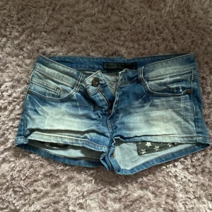 Low waist jeansshorts - Bra skick köpta från Sellpy använda ett fåtal gånger inga skador
