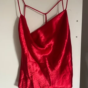 Röd fest topp - Röd fest topp i siden material som jag använt endast 1 gång. Super fin i ryggen! Orginal pris 399kr