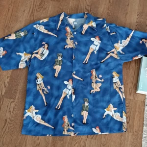 Pinup Hawaii skjorta - Snygg vintage pinup-skjorta med cool grafik storlek XL/XXL