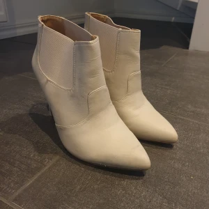 Gråa klackskor - Skriv gärna privat vid några frågor 