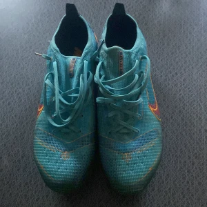 Fotbollsskor Nike  - Bra skick, fotbollsskor med skruvdobbar.