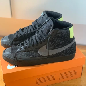 Nike Blazer 77 - Nike Blazer mid 77 spider web i storlek 44,5. Köpta för ca 3 år sedan men Använda endast 1 gång. Realtivt små i storleken.