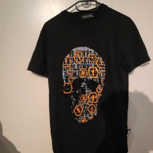 Säljer en svart Philipp plein T-shirt  - Säljer en svart Philipp plein T-shirt helt ny skick. Storlek S och M 