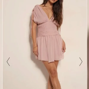 Super fin klänning från NA-KD - Säljer då den inte kommer till användning och är endast testad. Lappen sitter även kvar 