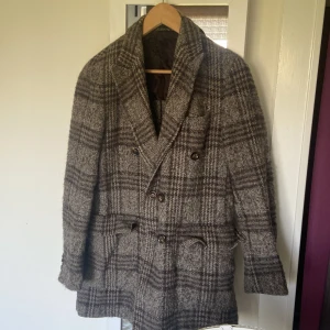 Dubbelknäppt rock - Fynda höst- och vinterrocken redan nu. Grå/brun rock från Cavaliere med ett nypris på ca 6000 kr. Har använts, men inga defekter. Säljes pga passar inte längre