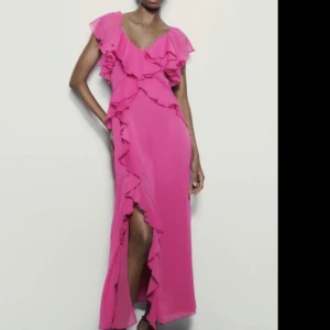 Klänning - Söker denna klänning från zara i storlek s eller m