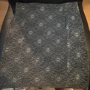 Fest kjol - En tjat svart kjol med silver glitter. Perfekt för fester💗🤩