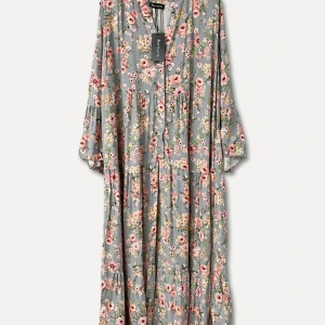 Rimini Viscose Maxi Dress - Långklänning med trekvartsärmar och volangkjol i härligt mönster.  Denna klänning erbjuder en elegant siluett som smickrar alla kroppstyper.  Onesize, passar 36-42 Vid intresse är det bara att höra av sig☀️