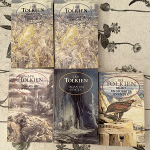 Sagan om ringen  - Tolkiens sagan om ringen på svenska säljes i bra men använt skick. Finns dubbelt av ”sagan om konungens återkomst” men om du ej vill ha två så funkar det lika bra att köpa den ena. 45 kr boken eller 150 för alla böcker. Skickas mot fraktkostnad