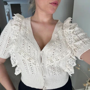 Virkad sommartopp - Krämvit virkad sommartopp. Väldigt fint skick✨