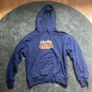 Sweet sktbs hoodie - Säljs pga inte används längre. Köpt på junkyard. Storlek xs men den är stor i storleken.