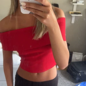 RÖD OFFSHOULDER TOPP - Jättefin och snygg sommartopp som är köpt på Sellpy och säljs inte längre på nakd. Nyskick.