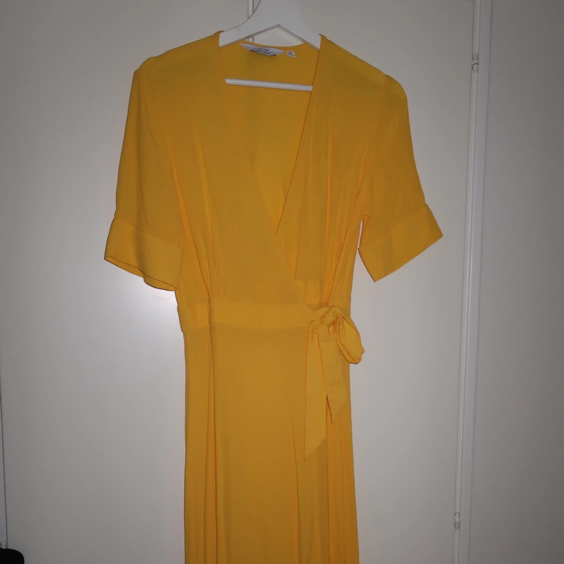 Gul klänning stories