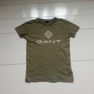 T-shirt - T-shirt i storlek 134/140 barn. Från Gant, använt men bra skick! Köpare står för frakt!