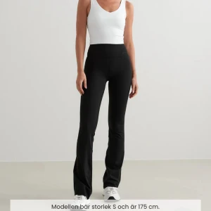 Black sense flare tights - Black sense flare tights från Aim’n. Endast använda 3 gånger så som nya. De är något för små för mig så därför jag säljer. Storlek: S. Inköpspris: 799 kr.