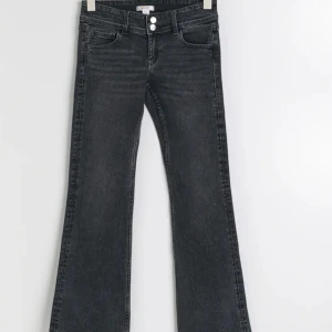 Lågmidjade jeans🥰 - Säljer dessa lågmidjade utsvängda jeansen från Gina för att dom tyvärr är försmå för mig kontakta för mera bilder på dom, de e bra sick på dom!