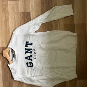 Sweatshirt  - Gant crewneck  Storlek 12-13 år Tecken på användning men acceptabelt skick då den har några fläckar Köpt för 800kr  Pris går att diskuteras vid snabb affär