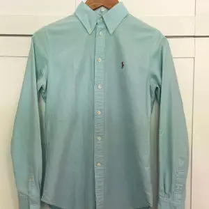 En ljusblå ralphlauren skjorta i bra skick strl s, som säljs pga att den har blivit för liten. Om ni funderar på något är det bara att skriva :)