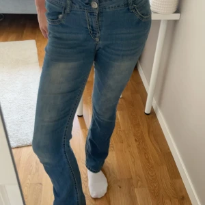 Bootcut jeans - Köpt här på Plick av en super gullig tjej💘 Säljer pga r inte till användning! Ligger mest bara i garderoben. Köpt i Amsterdam enligt försäljaren!🫶🏻 ser inte några defekter! Super fina fickor! Skriv för fler bilder ett prisförslag! ❤️❤️