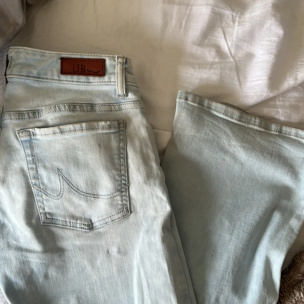 Jätte fina lågmidjade jeans från Ltb i modellen roxy💗 I färgen blue addicted och i ett stretchigt material. Köpta från plick sedan innan för 600🌟🌟 midjemått rakt över: 37 innerbensmått: 85. SÄLJER INTE FÖR LÄGRE ÄN UTGÅNGSPRIS🌟🌟🌟. Jeans & Byxor.