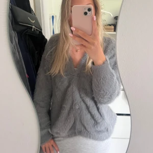 Kashmir kofta - Säljer denna Kashmir kofta då jag råkade klicka hem två likadana. Den har tidigare legat på 1119kr. Koftan är helt oanvänd 