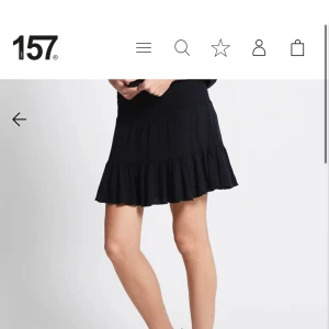 svart kjol - säljer två svarta kjolar från lager 157, båda i storlek M. Slutsålda online. skriv för fler bilder. styckpris: 90kr 🤍