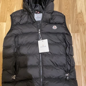 En väldigt fin moncler väst, priset kan diskuteras!! - Storlek: L men kan passa för M, passar på sommar, vår och höst