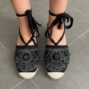 Klackar  - Så söta espadrilloklackar med broderieroch knyte på ankeln🤍 Storlek 39🤍 Okänt märke.